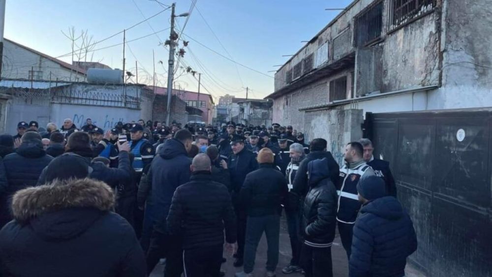 Nis shembja e banesave te 5 Maji, banoret perplasen me policine